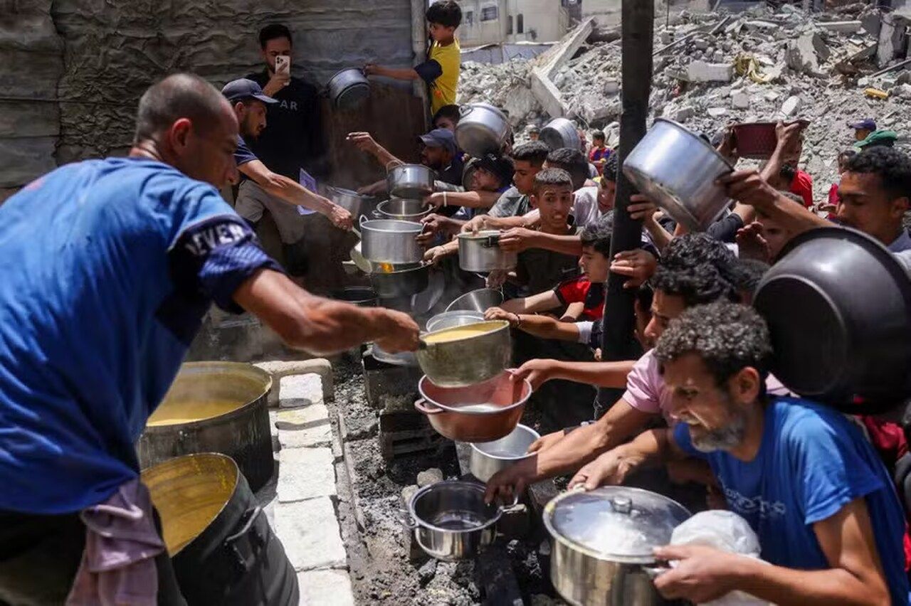Alimentos entram na Faixa de Gaza para população da região. — Foto: Bashar TALEB / AFP