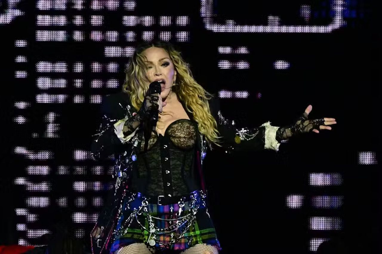 Madonna, em show na Praia de Copacabana — Foto: Pablo Porciuncula / AFP