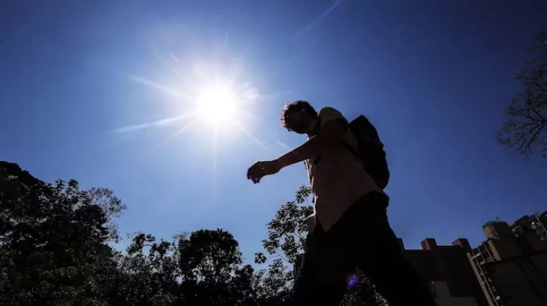 Pedestre caminha próximo ao Parque Augusta, na região da Consolação, durante período de onda de calor, em setembro de 2023. Foto: Werther Santana/Estadão / Estadão  