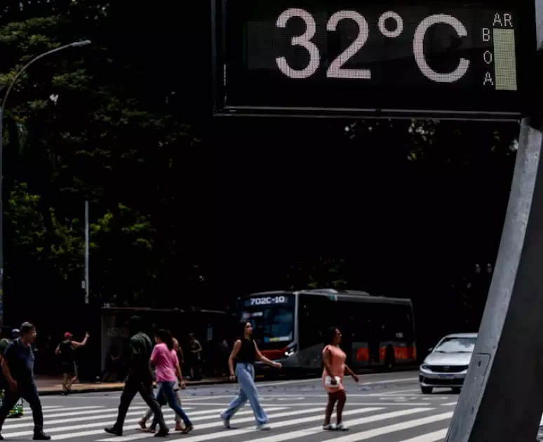 Na foto, pedestres enfrentam forte calor no centro de São Paulo. Foto: Werther Santana/Estadão - 22/01/2025 / Estadão 
