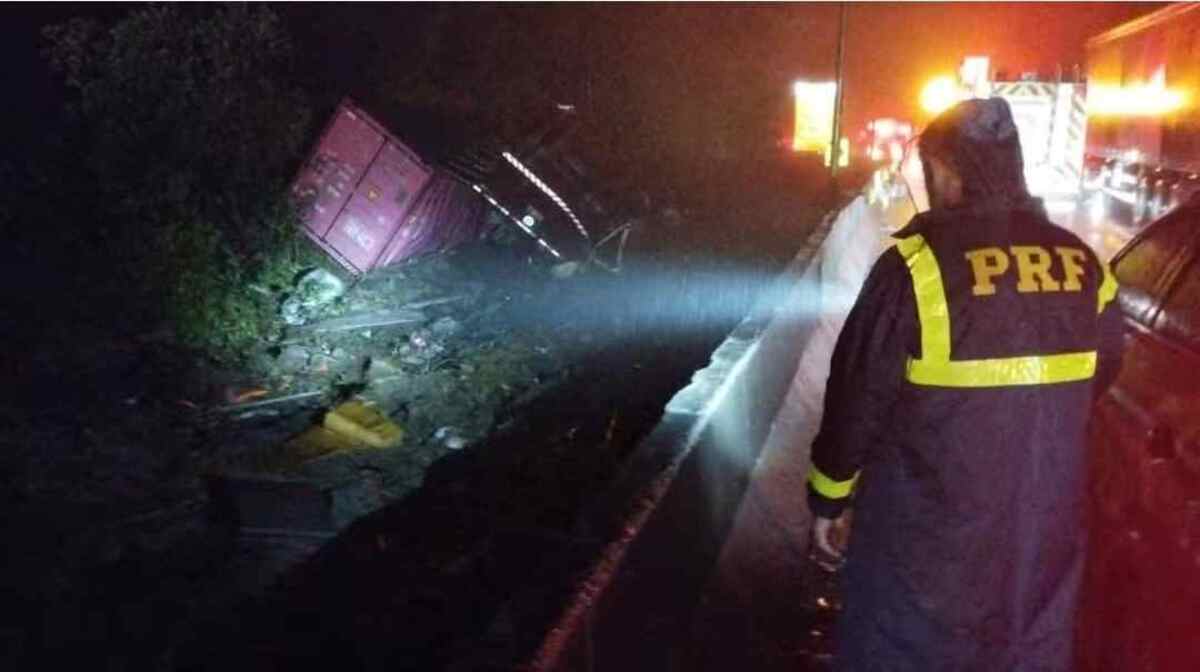 Carreta perdeu o freio e tombou em cima de uma van de turismo - (crédito: Divulgação/PRF)