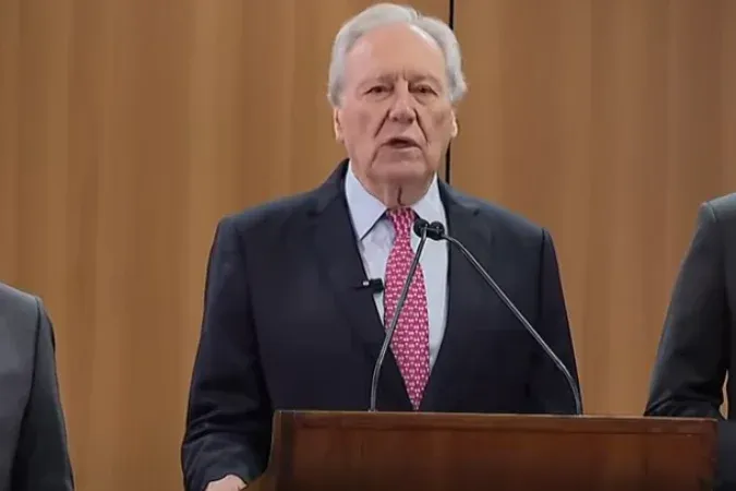 Coletiva com o ministro da justiça, diretor-geral da Polícia Federal e representante da Interpol no Brasil - (crédito: Reprodução/redes sociais)