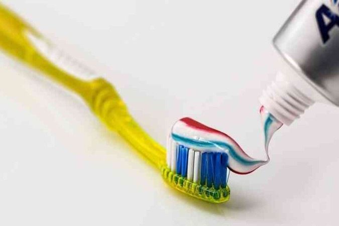 Anvisa mandou interditar todos os lotes do creme dental Colgate Total Clean Mint devido a "número significativo de relatos adversos associados ao uso do produto" - (crédito: EM Saude)