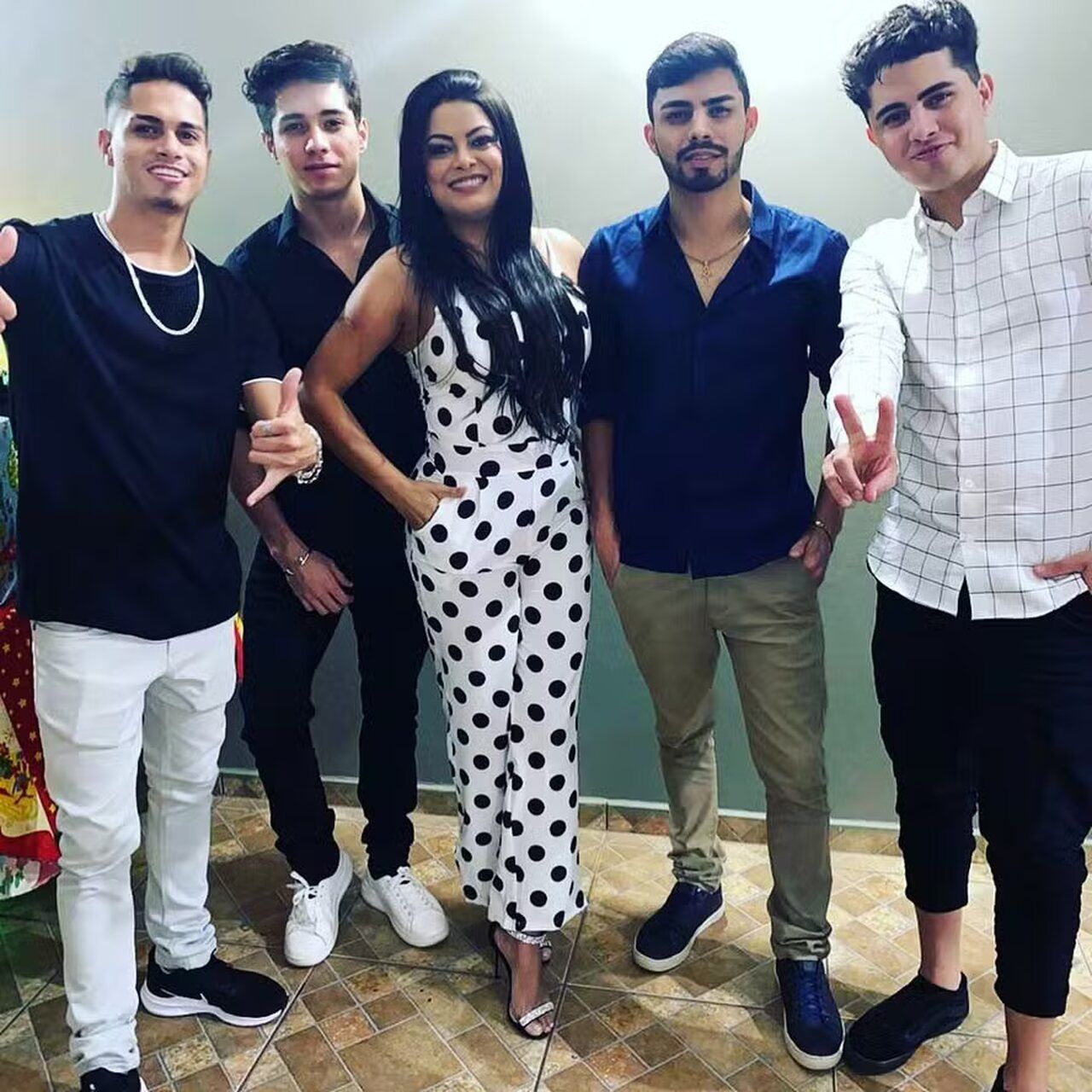 Ellis Oliver com os filhos John (à esquerda), Helton, Abner e Hebertt — Foto: reprodução/ instagram