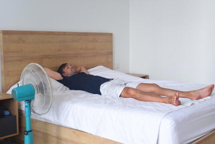 Ventilador pode ressecar vias aéreas e garganta, favorecendo a ocorrência de problemas de saúde. Foto: Tatiana/Adobe Stock