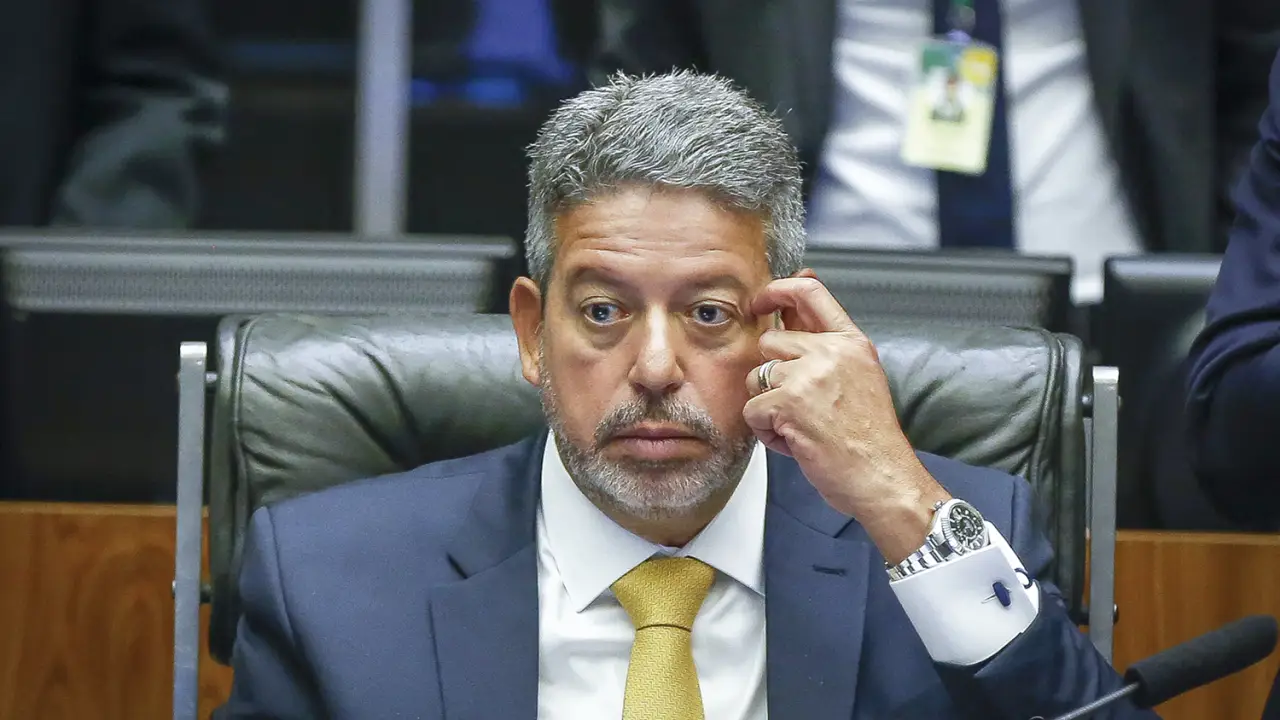 Cada dia mais isolado, Lira busca JHC desesperadamente.webp