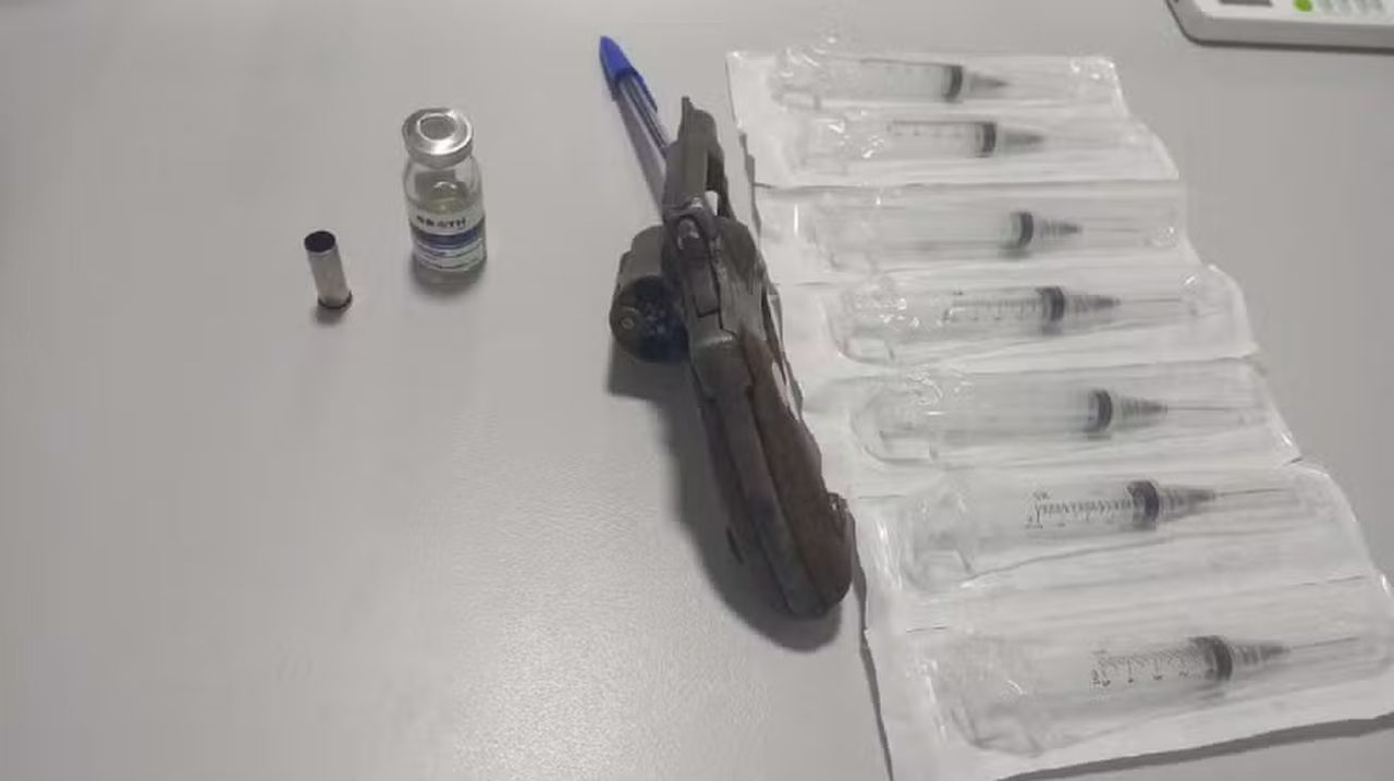 Arma e anabolizante encontradas com advogado suspeito de estuprar babá em Maceió — Foto: PC/AL