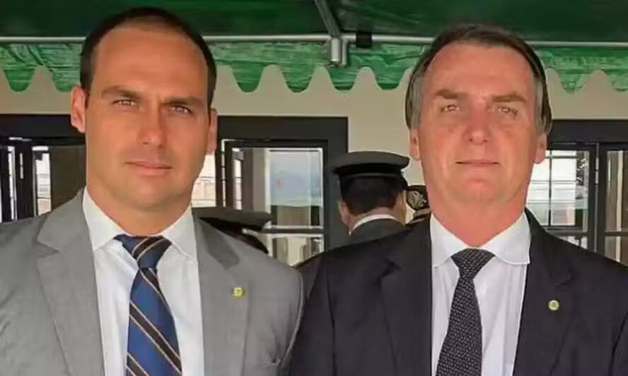 Eduardo Bolsonaro, deputado federal, e Jair Bolsonaro, ex-presidente da República — Foto: Reprodução/Redes sociais