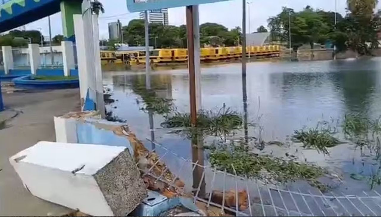 Muro do Cepa cai após chuvas em Maceió — Foto: Reprodução/ TV Gazeta