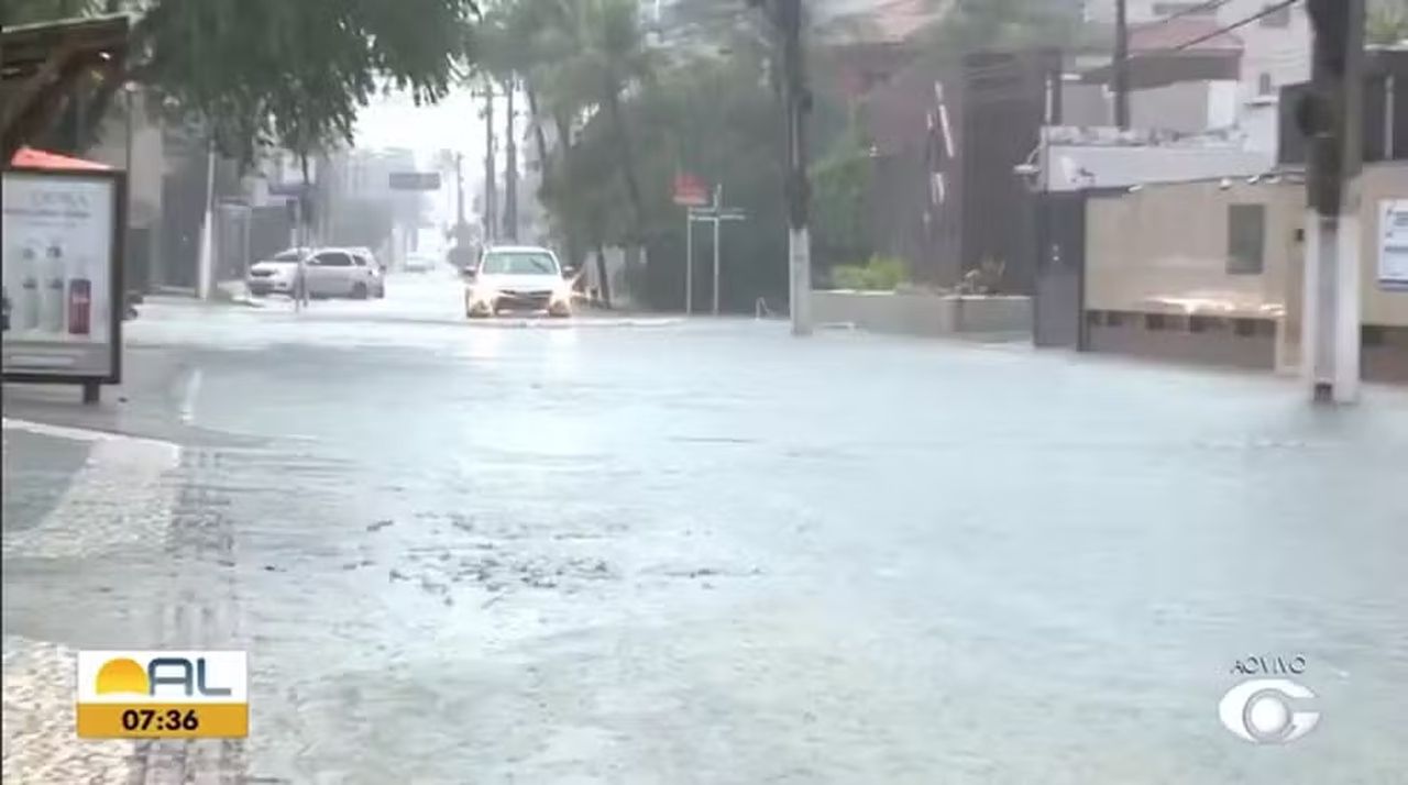 Fortes chuvas atingem Maceió — Foto: Reprodução/ TV Gazeta