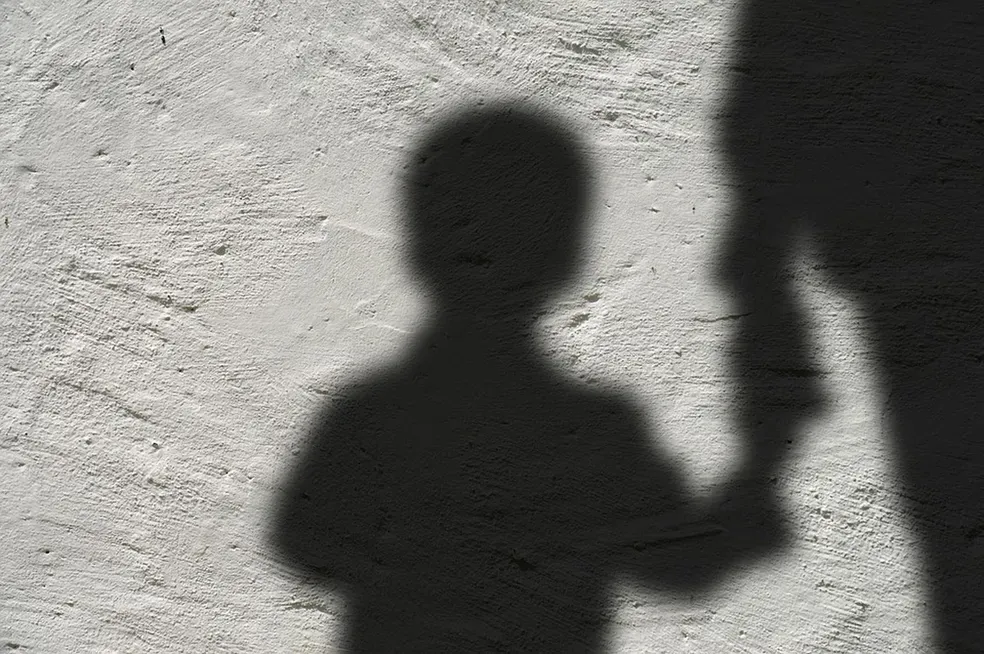 Mãe e filho foram agredidos por homem que foi preso em Arapiraca — Foto: SSP/SE