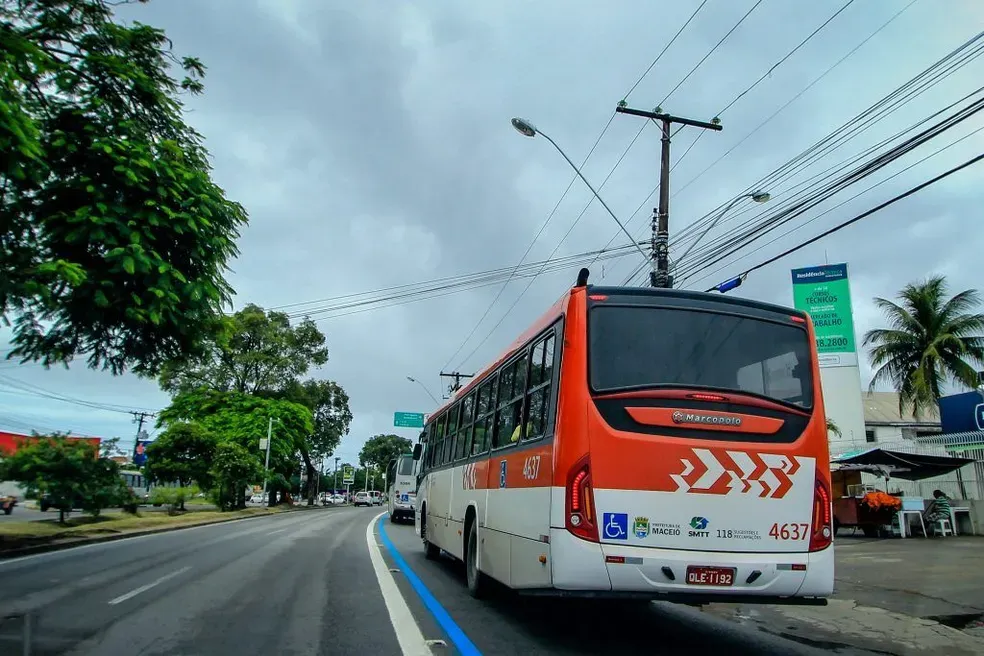 Faixa Azul na Avenida Durval de Góes Monteiro, em Maceió — Foto: Secom Maceió