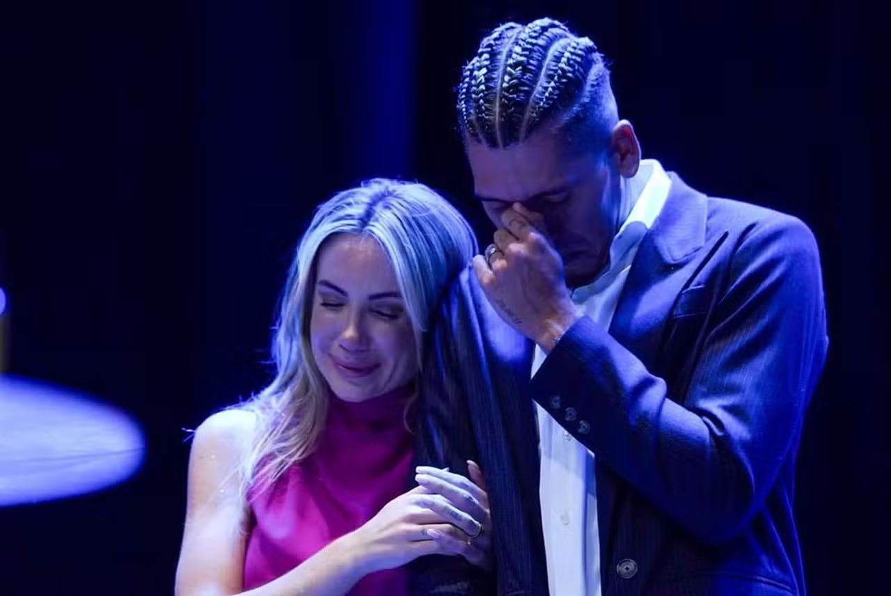 Roberto Firmino foi consagrado pastor ao lado da esposa em Maceió — Foto: Reprodução/Redes sociais