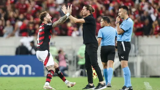 Léo Pereira comemora com Filipe Luís gol que garantiu a classificação do Flamengo às oitavas da Libertadores  • Gilvan de Souza/Flamengo
