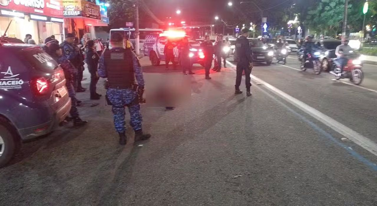 Homem é assassinado próximo ao Parque do Centenário, em Maceió — Foto: Reprodução