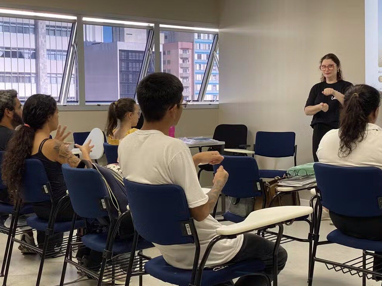 Myllena se inscreveu no curso básico de libras oferecido gratuitamente pelo CIEE/PR — Foto: Divulgação