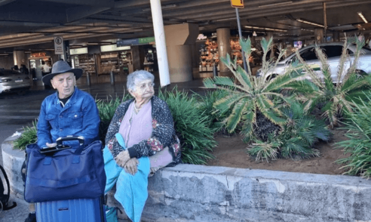 Antônia Costa Batista, de 80 anos, e seu marido, Antônio Batista, de 86 na área externa do Aeroporto de Brasília