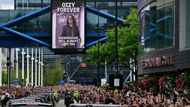 Milhares se despediram de Ozzy Osbourne em Birmingham  Foto: AFP