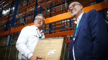 Alexandre Padilha com doses da vacina para Covid • Walterson Rosa/Ministério da Saúde