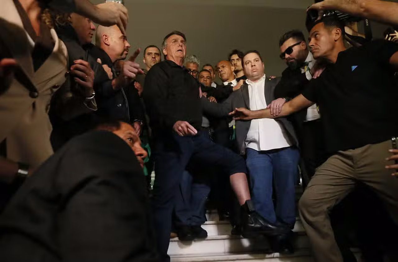 Jair Bolsonaro exibe tornozeleira eletrônica. — Foto: Foto: Cristiano Mariz/Agência O Globo