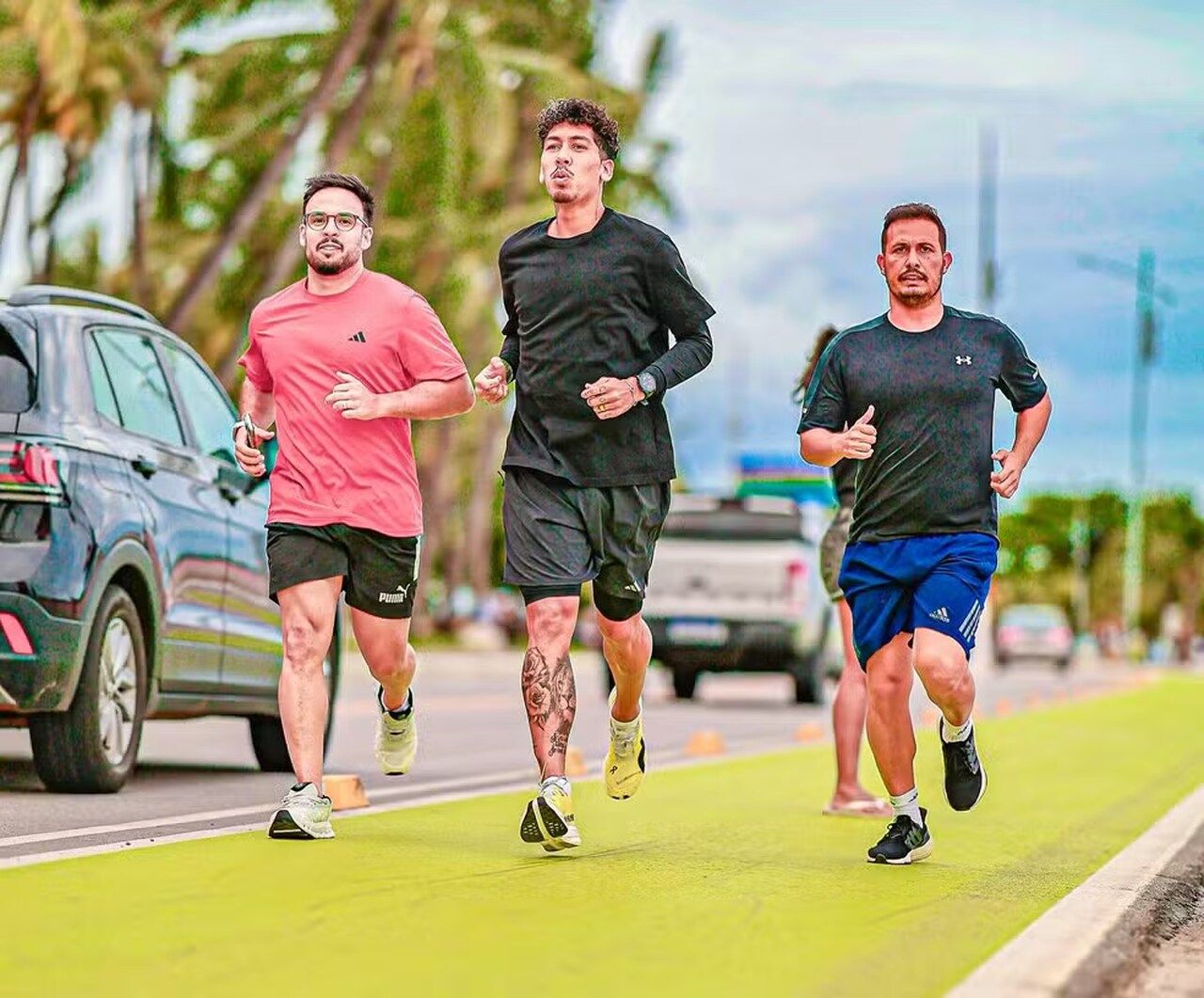 Roberto Firmino corre na orla de Maceió — Foto: Reprodução/Instagram