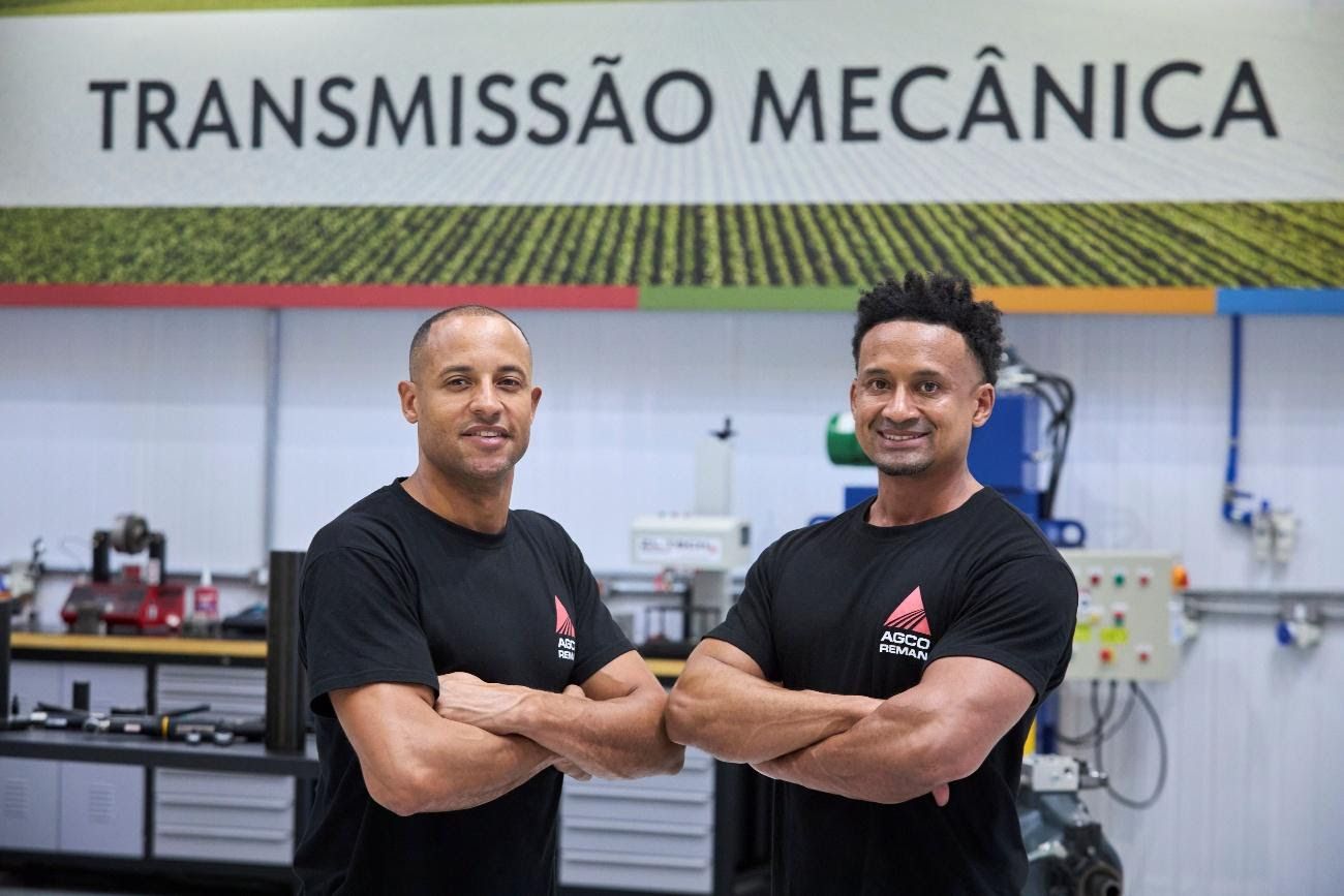 Luiz Michel Lima e Wellington dos Santos participaram de treinamento na Finlândia para atuar na remanufatura de transmissões