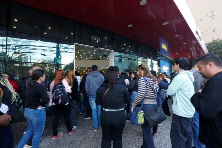 Candidatos do Concurso Público Nacional Unificado (CPNU) aguardam a abertura dos portões, em agosto de 2024, em São Paulo - Foto: Paulo Pinto/Agência Brasil