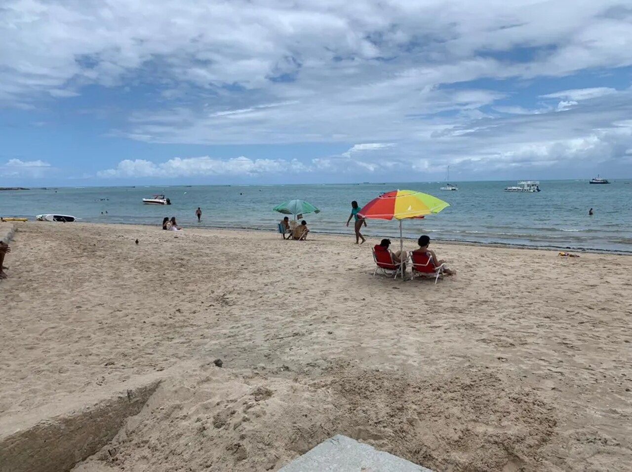 Idoso foi preso em flagrante tomando banho pelado em um trecho da praia da Ponta Verde, em Maceió — Foto: Pedro Ferro/TV Gazeta