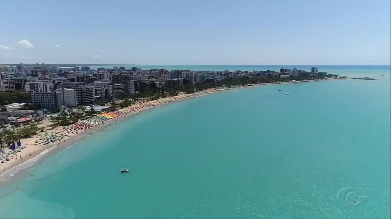 Hotel onde crime foi cometido fica na orla de Maceió — Foto: TV Gazeta de Alagoas