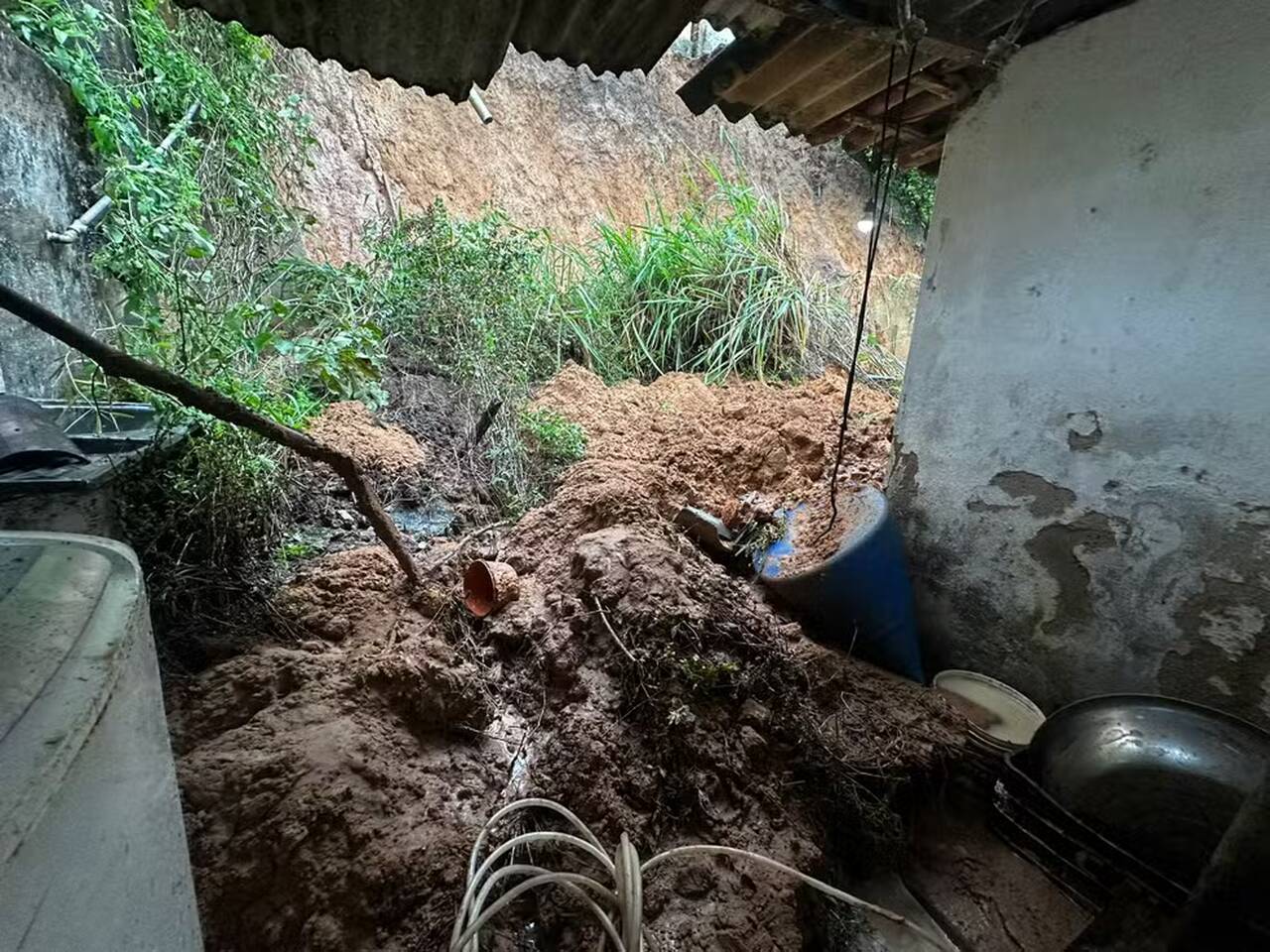 Barreira desliza nos fundos de uma casa em Bebedouro, Maceió — Foto: Nick Marone/ TV Gazeta