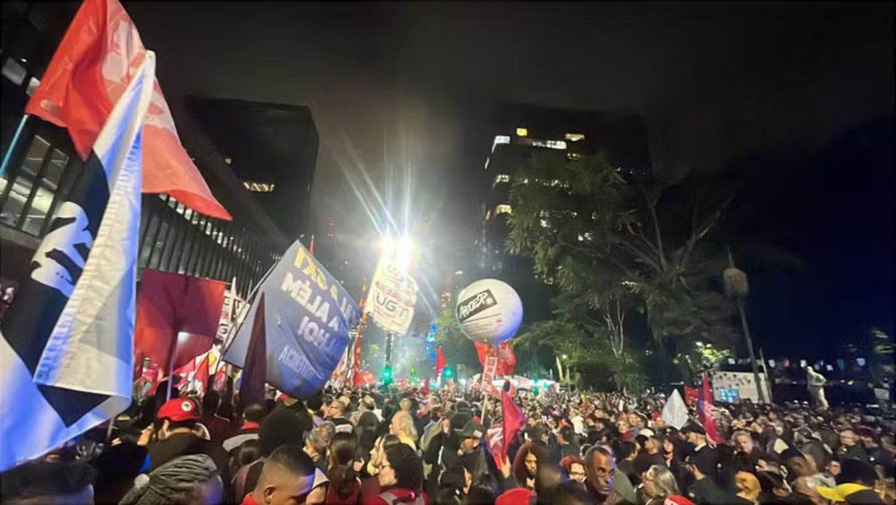 Avenida Paulista tem bloqueio com manifestação contra jornada 6x1 e taxa de Trump nesta quinta (10). — Foto: Klauson Dutra/CBN
