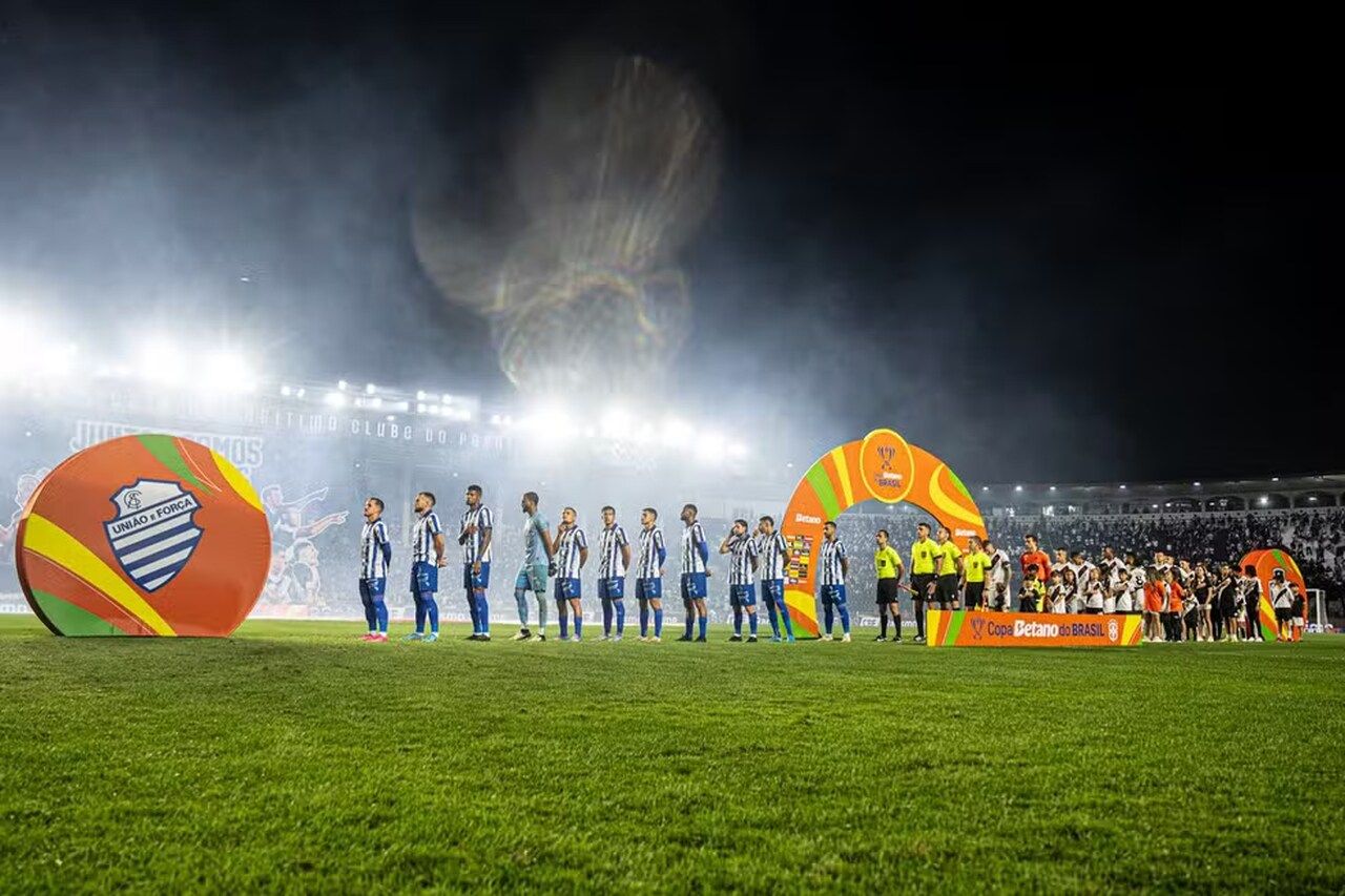 Jogadores do CSA postados no jogo contra o Vasco — Foto: Augusto Oliveira/ASCOM CSA