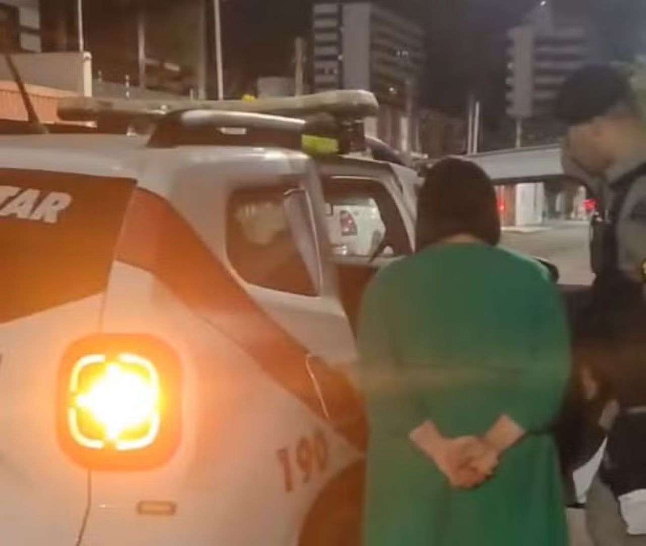 Mulher suspeita de enganar companheiros para aplicar golpes no Nordeste é presa em Maceió — Foto: SSP-AL